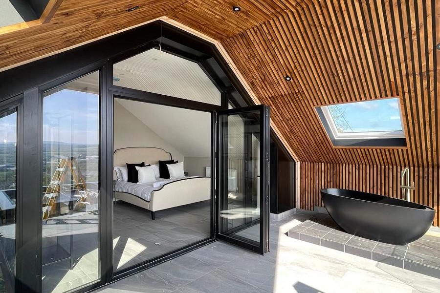 Master bedroom and outdoor bath tub at Forest Lodge