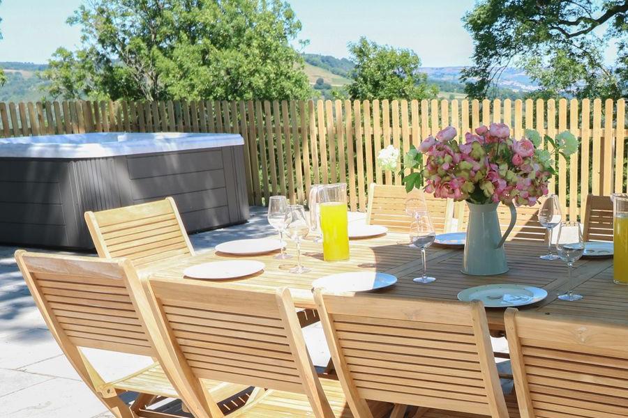 Outdoor dining at Ty  Ffarm